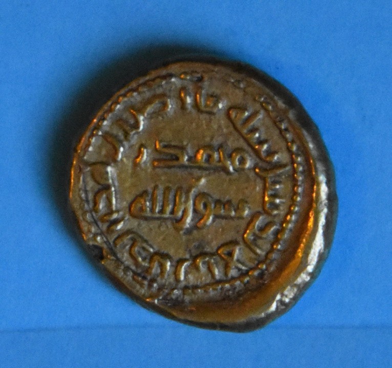 716. El dinar bilingüe de Córdoba