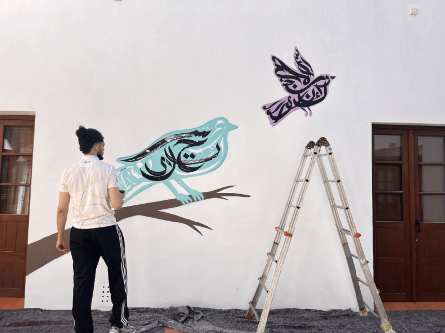El artista Mosa One realiza una intervención mural en Casa Árabe en Córdoba