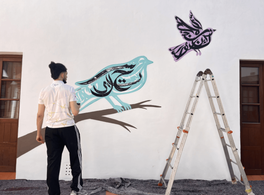 El artista Mosa One realiza una intervención mural en Casa Árabe en Córdoba