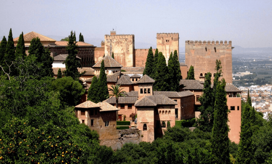 La Alhambra y las mujeres. Esencia y presencia
