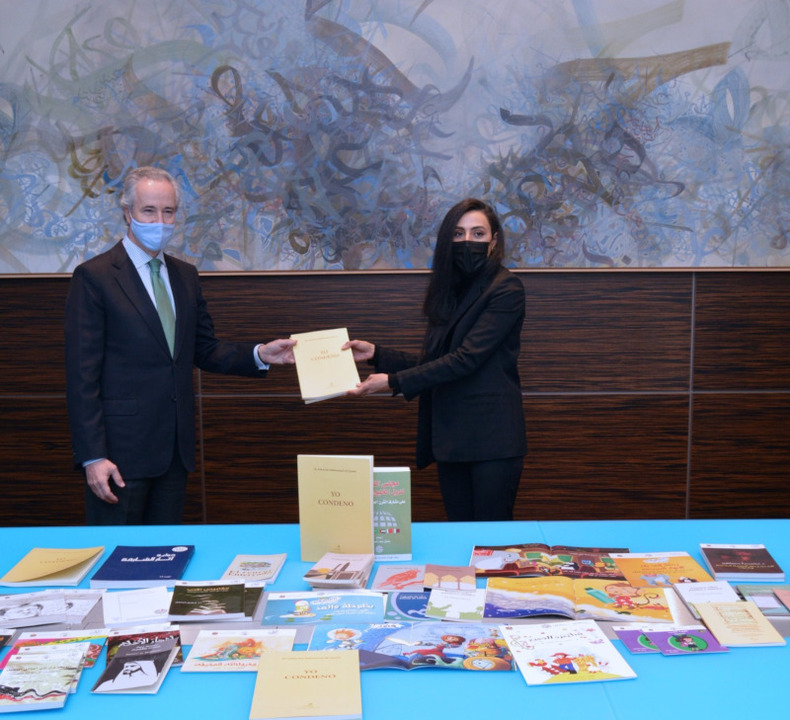 Donación de libros de la embajada de Emiratos Árabes Unidos a Casa Árabe
