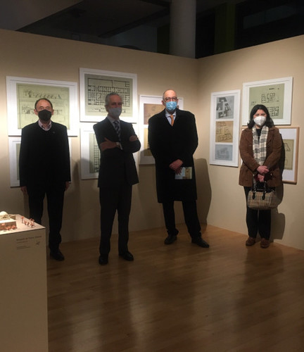 El embajador de Egipto en España visita la exposición dedicada a Hassan Fathy 