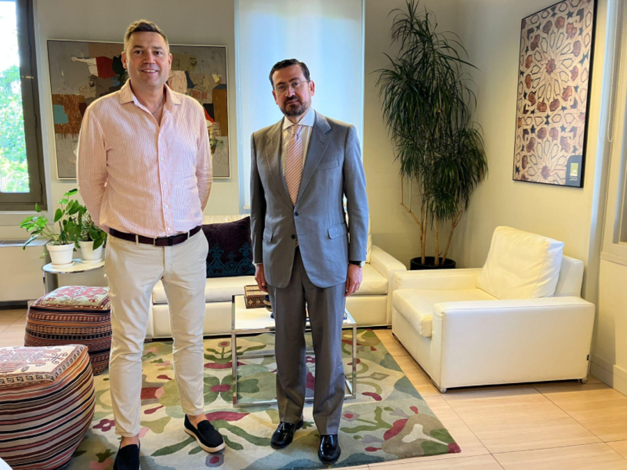 El escultor Carlos Albert visita Casa Árabe