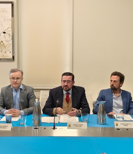 Encuentro sobre IA, diversificación económica y cooperación tecnológica en el Golfo
