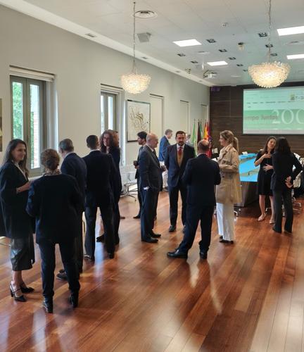 Encuentro sobre IA, diversificación económica y cooperación tecnológica en el Golfo